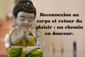 Femme détendue en posture assise, les yeux fermés, entourée d’éléments symbolisant la sérénité et la reconnexion au corps.